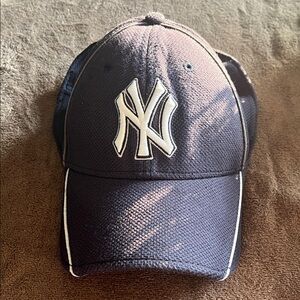 New Era Black NY Yankee Baseball Cap with White Accents 39 medium large